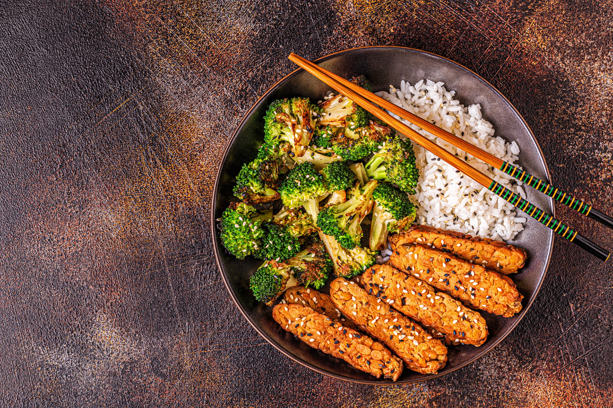 Healthy tempeh vegetable bowl