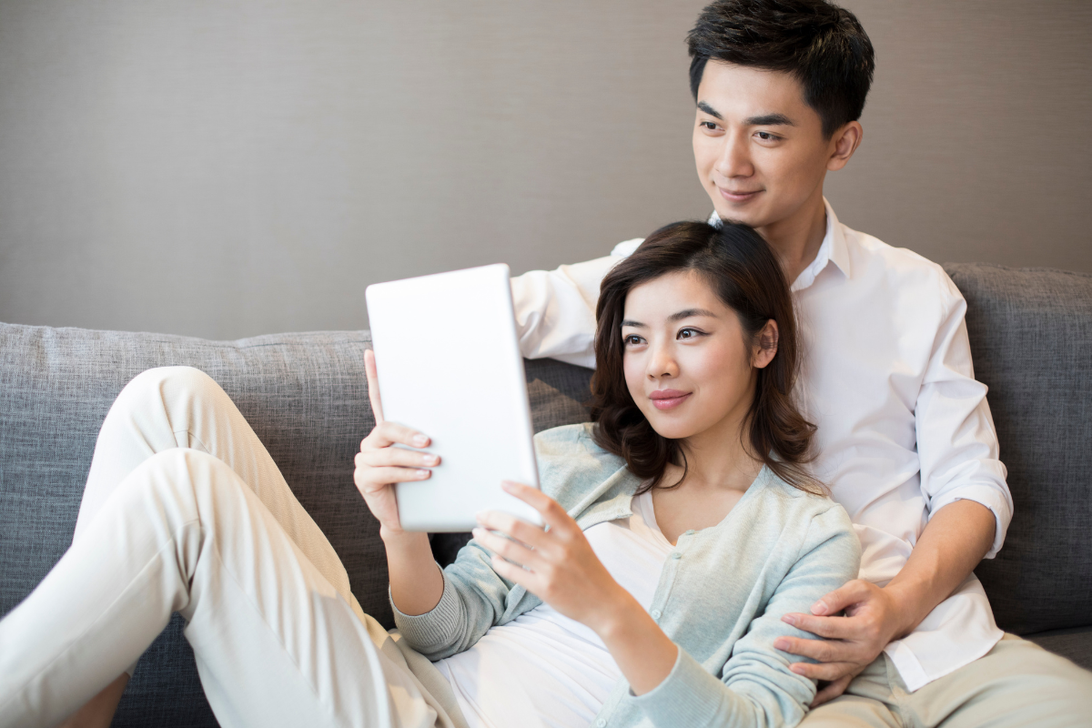 Couple reading reliable health information on a tablet at home