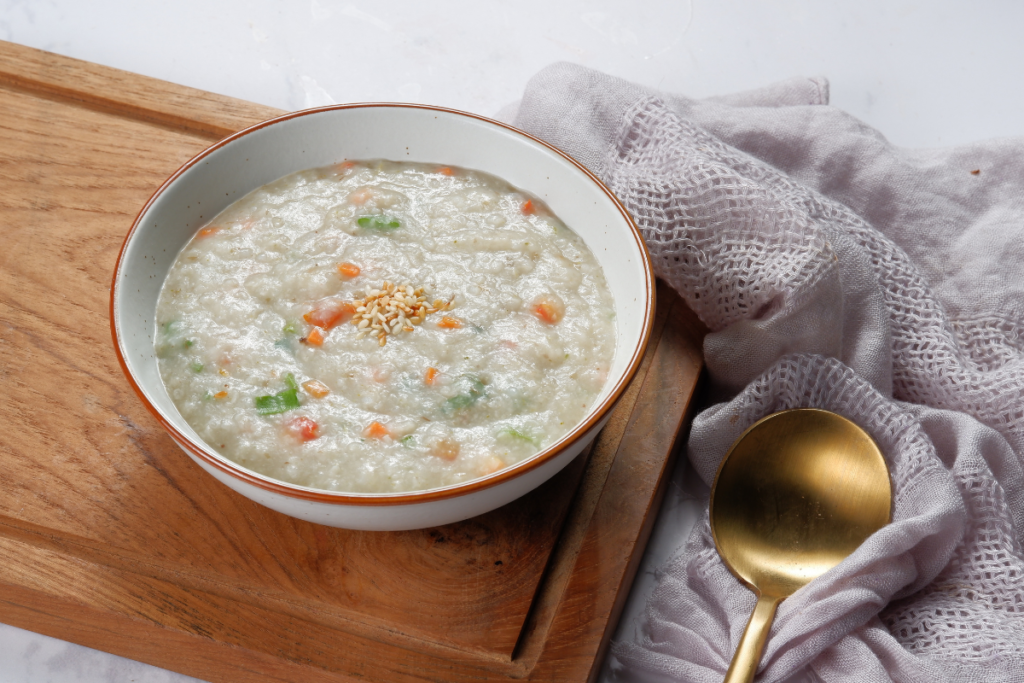 Chicken and vegetable rice porridge with carrots and green vegetables