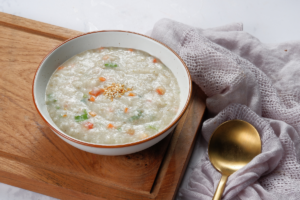 Chicken and vegetable rice porridge with carrots and green vegetables